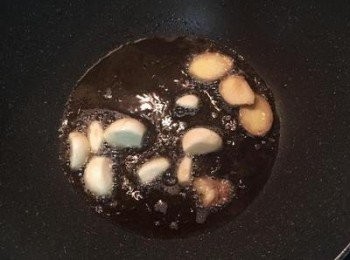 step4: 放入蒜頭與薑片，