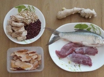 step1: 準備好所有材料, 扁豆、赤小豆洗過放水中浸半小時; 鯪魚和<a href="https://bit.ly/3ANJVUp" target="_blank" data-keyword="豬展" class="guide-link"><strong>豬展</strong></a> <span style="display:inline-block;vertical-align:middle;margin-top:-3px;color:initial;border-radius:3px;padding:2px 3px;font-size:12px;line-height:14px;background:#87d300;color:#fff;">即買</span> 洗好抹乾; 粉葛和鮮土茯苓著檔販代去皮及鍘開; 陳皮浸軟, 薑包皮切片拍開待用