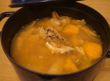 step7: 將花膠、蜜瓜蓉和蜜瓜件放入煲內，以小火煲四十五分鐘後關火即成