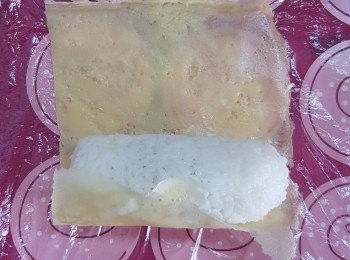 step4: 將蛋皮切出適當size, 包好飯團