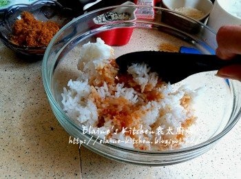 step10: 餘下一半份量的白飯同樣加少許生抽及糖拌勻