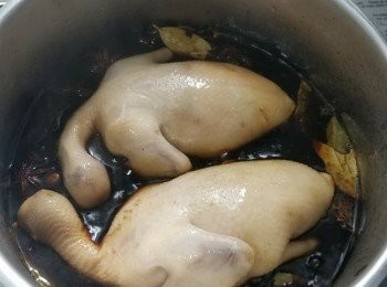 step5: 放入乳鴿，煲15分鐘（一半時間嘅時候，反轉鴿身，等兩邊上色都均勻）

夠時間唔好開蓋，多焗20分鐘。