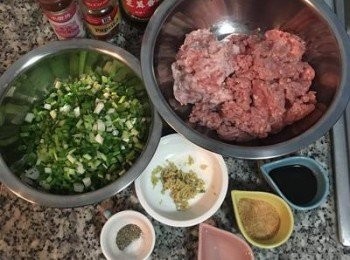 step1: 蔥洗淨後擦乾，切不要太細的蔥花備用；
豬腳肉肥瘦比例3：7，太瘦反而口感沒那麼好；薑洗淨磨成泥；其他調味料可先備好。