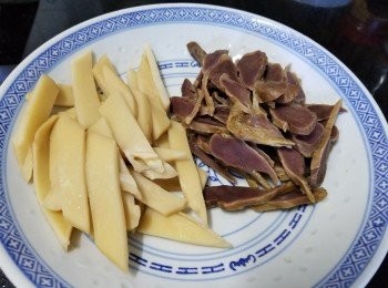 step2: 螺片，陳腎已煲過湯，取出後切片