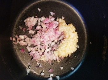step6: 爆香蒜蓉和乾蔥蓉。
