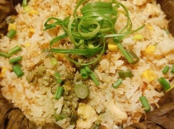 step14: 拿起蟹件便可享用到盡吸蟹肉蟹膏精華的炒飯啦～