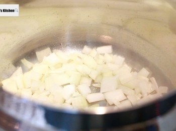 step4: 加熱真空煲內鍋, 加入麻油及洋蔥炒香