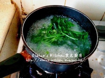 step5: 放入煲內加少許鹽及水 , 用中火煮至軟身