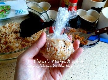 step12: 枱放上一張保鮮紙 , 將適量肉鬆白飯放上 , 利用保鮮紙輔助搓成球型備用