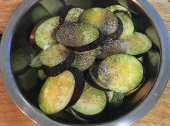 step4: 用1茶匙的鹽、少許胡椒粉和橄欖油抓勻備用。