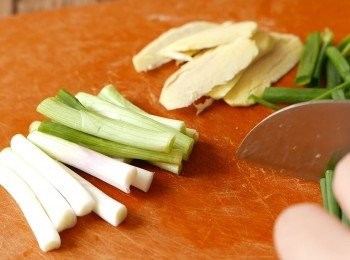 step2: 把薑片拍鬆，把蔥白和蔥綠分開切段備用。