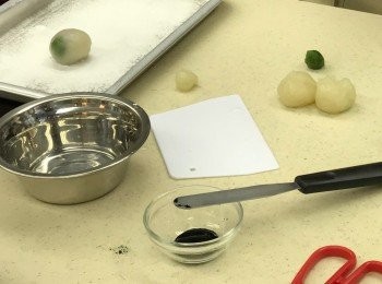 step5: 此為8個分量：
每個外皮30克 （白色 28克/ 綠色 2 克）
豆沙餡每份15克

（1） 先取2克外皮加綠色食用色素，再搓至顏色均勻

（2） 先從28克白色外皮取一小團放旁邊備用，再把餘下的26克白色外皮搓圓稍為壓平後（不要太薄喔）， 用手指在壓平的外皮中間壓一個洞（稍為透光的）， 把綠色外皮放進去， 然後把先前那一小團白色外皮蓋上，再把所有邊緣壓一下封口，防止綠色外皮走出來。
（3）把豆沙餡放進去，包好收圓。