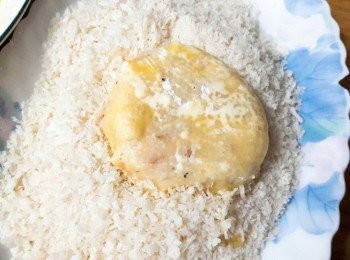 step13: 再來滿滿的舖上麵包粉 , 二面和旁邊都要仔細沾上