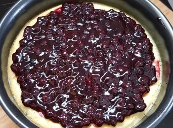 step6: 蛋糕出爐10mins後，用藍莓醬平均搽響餅面，蛋糕放涼後放入雪櫃雪3~4小時