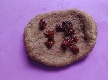 step3: 壓平排氣，滾圓，開始做型，可加上提子乾在內放烤盤上。