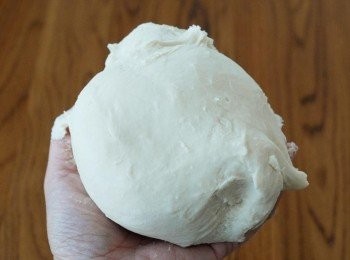 step2: 用手大力搓麵糰約8分鐘，至麵糰表面光滑，可拉出薄膜