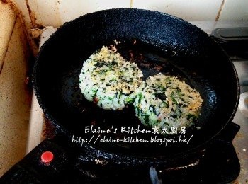 step13: 飯糰掃上油 , 灑上麵包糠 , 放入鑊中用慢火慢慢煎至每面微黃或金黃色即可