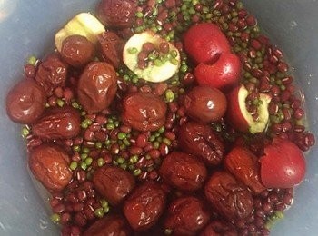 step1: 紅豆綠豆事先浸泡一小時，山楂、紅棗去核，花生洗淨備用。