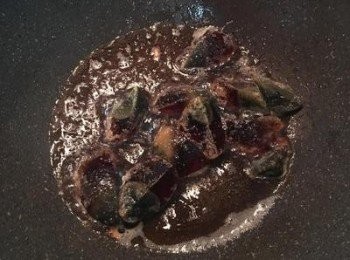 step6: 放入皮蛋，一樣是煎到表皮變色便可起鍋備用；