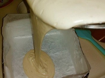 step5: 高處倒下麵糊至已放焗爐紙的焗盤內，再'鄧'幾下排出大氣泡，用刮刀整平面頭的氣泡後隨即放入焗爐以170度焗12至15分鐘至上色，之後轉150度焗35至40分鐘(當然視乎大家的焗温)即可出爐。