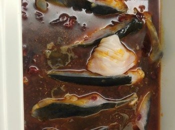 step4: 水滾後先放較厚身魚雲, 再放其餘魚雲和蔥段, 用大火蓋蓋, 高火煮2分鐘, 然後焗2分鐘