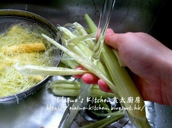 step2: 粟米皮撕成幼條 , 用水沖一沖洗
