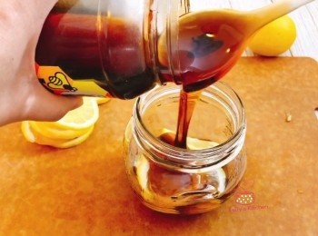 step5: 一層檸檬片一層蜜糖放入玻璃樽內，浸三日便可以冲暖水享用