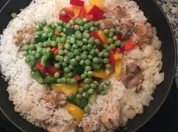 step9: 加入甜椒丁和青豆仁後拌勻；