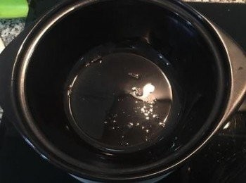 step12: 取ㄧ個有蓋子的砂鍋，鍋裡抹些香油，中火燒熱砂鍋；