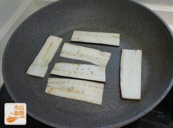 step2: 茄子切片，用少許油將茄子煎至微微軟身，盛起備用