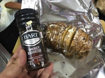 step3: 坐溶牛油均勻塗抹在焗薯上，
再曬上海鹽、黑胡椒碎及煙燻BBQ香料，用錫紙包好
