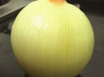 step1: 紅酒配洋蔥的比例是一瓶紅酒配３個洋蔥，如果酒量不夠可以適當減少至２個，洋蔥洗淨去皮，切成八等份月牙狀