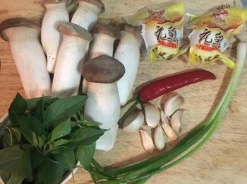 step1: 首先準備好<span class="group_1">食材</span>，將九層塔洗淨瀝乾摘葉備用。杏鮑菇用廚房用紙巾擦乾淨。