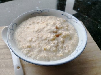 step1: 先將水煮滾後放入麥皮煲滾後放入薑片，轉小火期間不停損攪拌