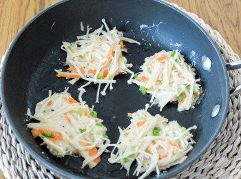 step2: 燒熱鑊後下油，將兩湯匙的材料放入鑊內，用中火煎至兩面金黃色即成！