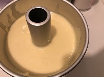 step7: 將麵糊倒進戚風模內，輕"噔"幾下