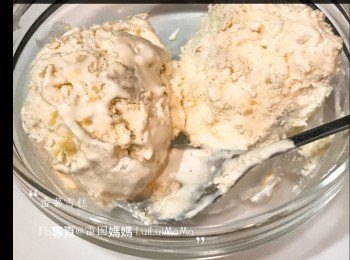 step1: 番薯用叉壓爛，不用太碎保留口感
忌廉打發到5-6成，
有紋路但仍會流動狀態
加入練奶及番薯蓉/芒果粒繼續打發到7成
再加入番薯蓉/芒果粒攪拌一下。
不要攪拌太久，能保留番薯粒/芒果粒口感更佳
放入冰格雪三小時以上即可