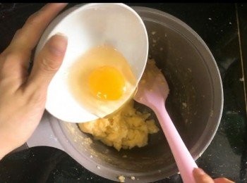step3: 先加一隻蛋，攪拌均勻，令麵糊吸收蛋汁