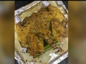 step3: 30分鐘取出，將焗盤油份，掃返上雞面