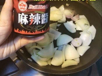 step2: 熱鑊下油加入洋葱，乾葱和指天椒炒香，加入麻辣醬炒勻