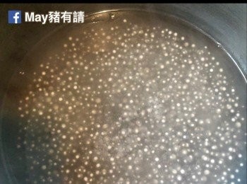 step3: 西米放滾水以中火煮15分鐘，熄火加蓋再焗約20分鐘，如有需要重覆步驟至西米轉成全透明。撈起後沖凍水，備用。
