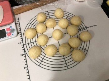 step5: 將麵團平均分割16等份，每份約30g，滾圓，包上保鮮紙，靜置10分鐘