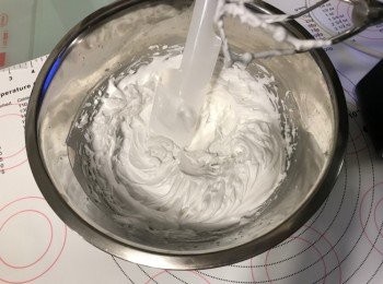 step7: 用高速將甜忌廉打至有紋路，放雪櫃備用