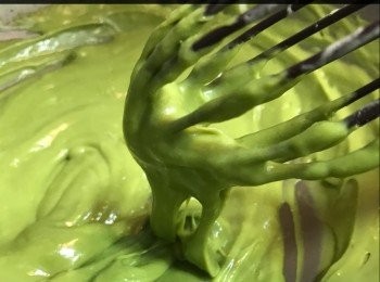 step7: 加熱到杰身有光澤便可熄火倒入容器，容器外座冰水令抹茶吉士降溫，吉士醬面頭加耐熱保鮮紙防乾備用