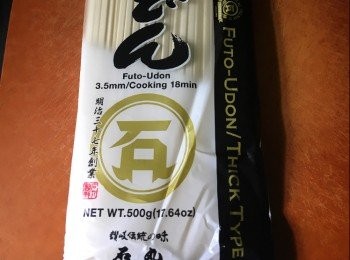 step1: 材料：
乾烏冬 100g
鹽漬櫻花 1朵
凍乾櫻花顆粒 適量
櫻花蝦 少許
温泉蛋 1隻