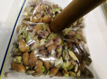 step2: 再用密實袋裝好杏仁和開心果，用木棒壓碎