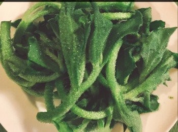 step1: 首先將冰菜洗淨，放入沸水中約1秒，飛水後、瀝乾水分備用。