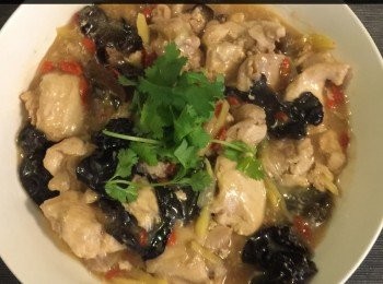 step4: 然後撒一些杞子上面，再蓋上蓋蒸5分鐘，取出並於面上撒少許芫茜作點綴，便可上桌。