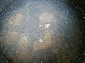 step4: 加入冰糖煮溶。