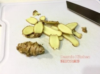 step2: 將生薑切成片狀